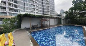 雅加达Comfy Casa的大楼中央的大型游泳池