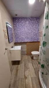 雷乌斯Pension Suiza的一间带水槽和卫生间的浴室