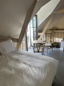 迪温特Luxe Loft in Historisch Pand in Walstraat Deventer的卧室配有一张床和一张桌子