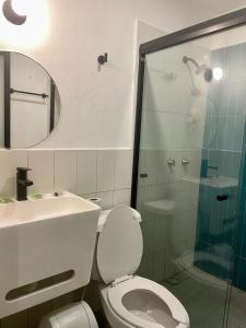 坎昆Moloch Hostel & Suites的浴室配有卫生间、盥洗盆和淋浴。