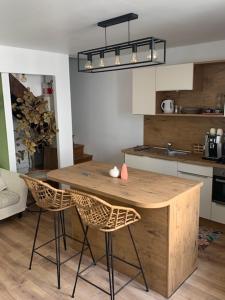 L'annexe的厨房配有木桌和两把椅子