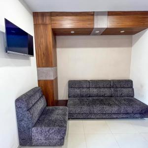 普杰Hari Om Residency的带沙发和电视的客厅