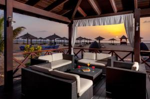 圣玛丽亚Tortuga Beach Villa的海滩上带沙发和桌子的庭院