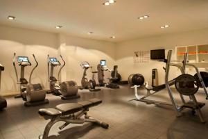 圣玛丽亚Tortuga Beach Villa的一间健身房,里面有很多健身器材