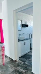卡布雷拉City suite Apartment 1 Cabrera的白色的浴室设有水槽和镜子