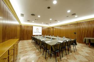塔雷加修塔特德塔雷加酒店的大型会议室,配有长桌子和椅子