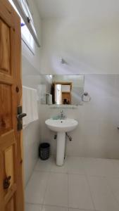 Karimabad HunzaAmn e Yal- Private Family Residence in Hunza的白色的浴室设有水槽和镜子