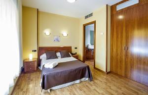 塔雷加修塔特德塔雷加酒店的一间卧室设有一张大床,铺有木地板
