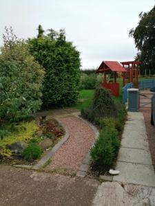 RandalstownLynn's Lodge的一个带游乐场和步道的花园