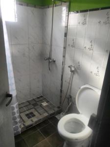 拉科罗尼亚La Coronilla ,Casa de Campo的一间带卫生间和淋浴的浴室