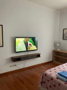 罗马Casa Teti的客厅设有壁挂式平面电视。