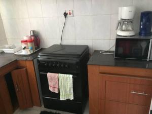 基苏木Pacho Homestay的厨房配有黑炉和微波炉