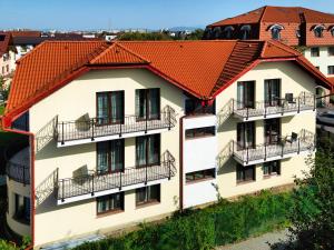 布拉索夫Apartamente Simona Brasov的公寓大楼拥有橙色屋顶