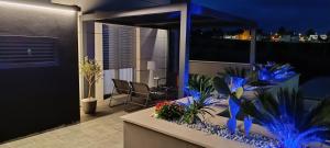 马泰拉Kemilia Matera的客房设有带蓝色植物的阳台。