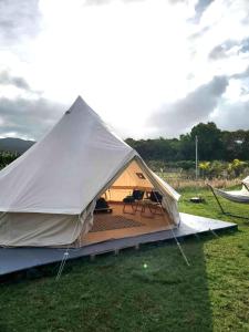 拉耶Maleka Farm: Tent Glamping North Shore Oahu的一个带甲板的大帐篷