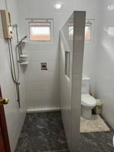 卡图Kathu Home with Mountain View的白色的浴室设有卫生间和窗户。