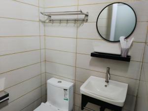 KaparKapar Homestay@Master Room/Private Bathroom/Private Car Park/1-2pax的浴室设有白色的卫生间和镜子
