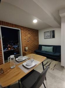 危地马拉Luxury Apartment, 1110 Z.4的客厅配有桌子和沙发