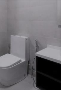 瓦迪穆萨Petra Gardens的白色的浴室设有卫生间和水槽。