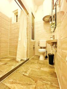 布达佩斯Central Studio Flat的一间带卫生间和水槽的浴室