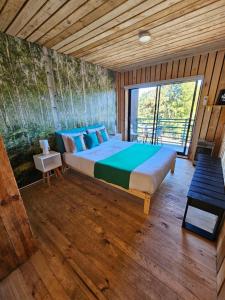 马坦萨斯Lodge Los Bosques的一间卧室设有一张大床和一个大窗户