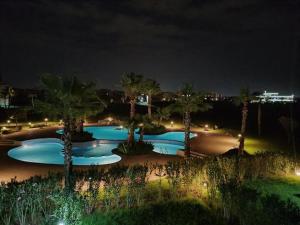 马拉喀什Condo à Prestigia Agate - Golf city Marrakech的一群棕榈树泳池