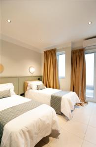圣保罗湾城VILLA JOSEPH的酒店客房带两张床和两个窗户