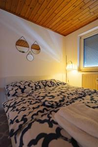 魏因海姆Tolle Wohnung mit Panoramablick的卧室配有一张床,墙上有两盏灯