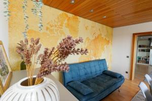 魏因海姆Tolle Wohnung mit Panoramablick的客厅设有蓝色的沙发和花瓶