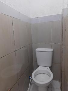 马瑙斯Hotel SIMPLE的一间位于客房内的白色卫生间的浴室