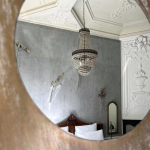 米德尔堡Logies aan de Dam的镜子中吊灯反射卧室
