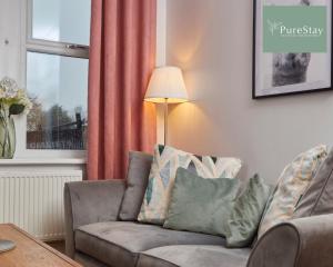 布雷得佛Stunning Four Bedroom House By PureStay Short Lets & Serviced Accommodation Bradford With Parking的带沙发和窗户的客厅
