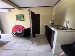 卡维塔Hotel Azul Coral的一个带水槽的厨房和一张沙发