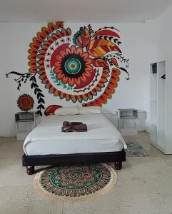 洛佩斯港Garden House Puerto López的卧室配有一张壁画床