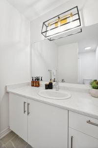 巴里Barrie Luxe, Pool Table 6 BR 6 BA Custom Design A+ Location的白色的浴室设有水槽和镜子