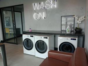 马里利亚Studio 811的洗衣房,配有两台洗衣机和一个用于阅读的手签