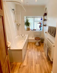 弗罗姆Cottage in the Heart of Frome的带浴缸、卫生间和盥洗盆的浴室