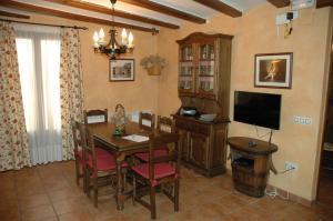 TodolellaA和B乡村鹦鹉公寓酒店的一间带桌子和电视的用餐室