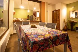 明多El Guayabal de Mindo的用餐室配有带彩色桌布的桌子