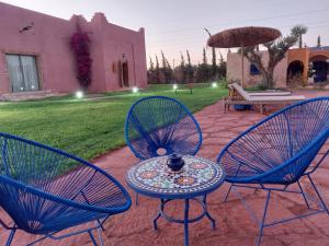 VILLA GIULIA & SOLEY的庭院配有3把蓝色椅子和桌子