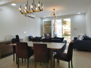 Bawsharفيلا مسقط - Muscat Villa的一间带桌椅的用餐室