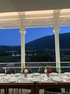安布罗劳里Gonadze Vineyards Hotel的享有美景的带桌椅的用餐室