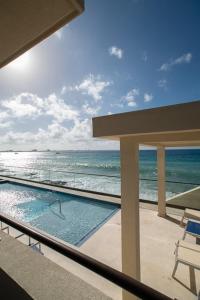 西湾Luxury Ocean front SeaDreams 2 with 7 Mile Beach Views的海景公寓 - 带游泳池