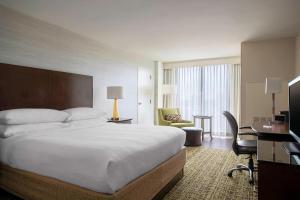 亚特兰大亚特兰大周界中心万豪酒店的酒店客房设有一张大床和一张书桌。