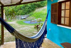伦索伊斯Vila Verde Perto的庭院内带吊床的蓝色房子