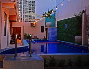 蓬塔雷纳斯Hotel Cabinas Midey的房屋中间的游泳池