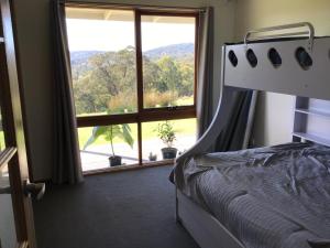 MontroseValley Views的一间卧室设有一张床和一个大窗户