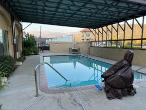 奥克赫斯特戴斯酒店约塞米蒂谢拉旅馆的一座带遮盖的大型游泳池