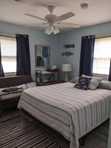 威尔明顿Wilmington Family Vacation Home的一间卧室配有一张大床和吊扇