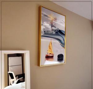 多伦多toronto midtown spacious room的挂在墙上的帆船的画面